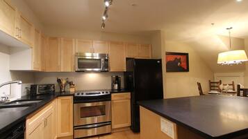 Signature Condo, 3 Bedrooms | Private kitchen | Full-size fridge, microwave, oven, stovetop