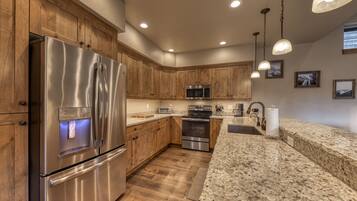 Een koelkast, een magnetron, een oven, een kookplaat