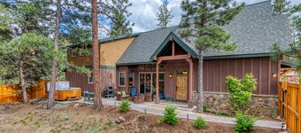 Downtown Sisters home w/ private hot tub & fenced yard - dogs welcome