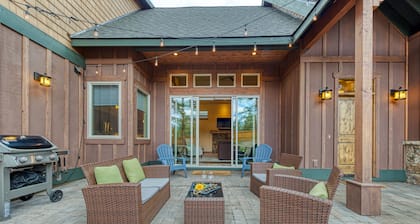 Downtown Sisters home w/ private hot tub & fenced yard - dogs welcome