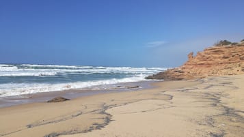 Nära stranden, solstolar och strandhanddukar