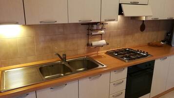 Réfrigérateur, four, plaque de cuisson, cafetière/bouilloire