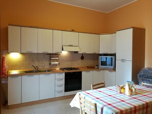 Fridge, oven, stovetop, coffee/tea maker