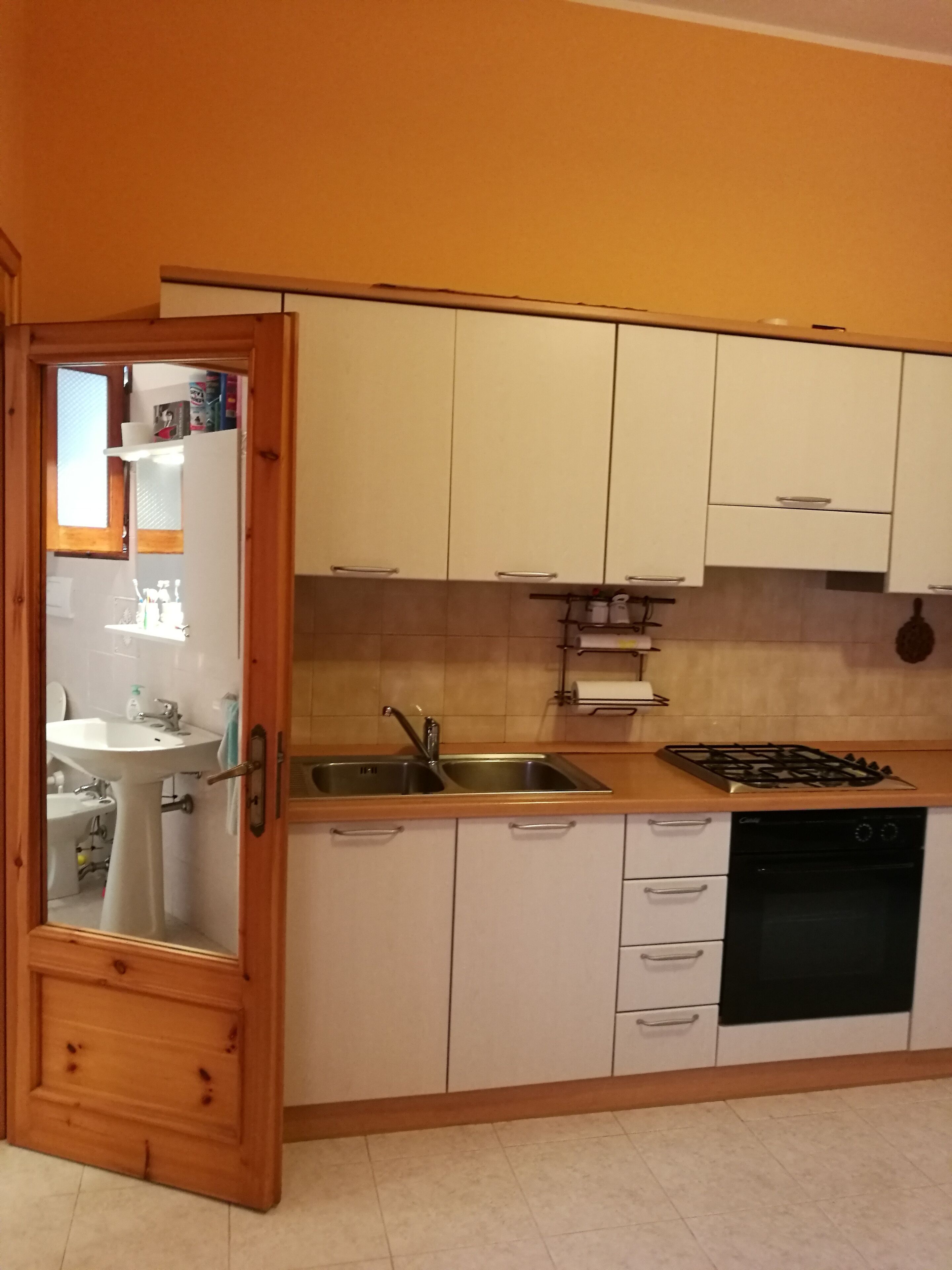 Kühlschrank, Ofen, Herdplatte, Wasserkocher mit Kaffee-/Teezubehör