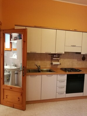 Réfrigérateur, four, plaque de cuisson, cafetière/bouilloire