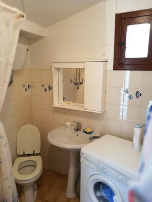Banyera, assecador de cabells, bidet i tovalloles