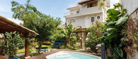 Bañera de hidromasaje al aire libre