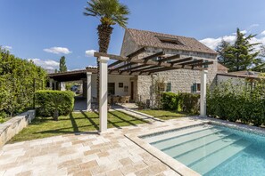 室外游泳池，恒温泳池