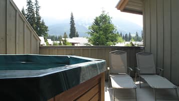Deluxe Condo, 2 Bedrooms, Hot Tub | Private spa tub