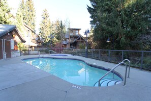 Outdoor pool - Glacier's Reach by Whistler Retreats (Whistler)