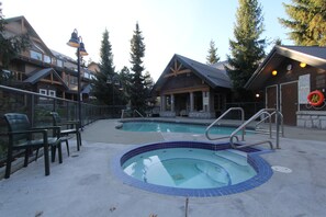 Outdoor spa tub - Glacier's Reach by Whistler Retreats (Whistler)