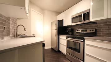 Deluxe Condo, 2 Bedrooms, Hot Tub | Private kitchen | Full-sized fridge, microwave, oven, stovetop