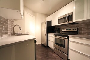 Full-sized fridge, microwave, oven, stovetop