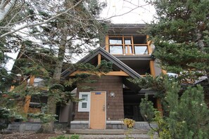 Exterior detail - Glacier's Reach by Whistler Retreats (Whistler)