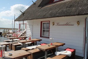 Outdoor dining - Vacation home directly in the Ostseebad Zingst - Holiday home with fireplace and terrace 5 (Zingst)