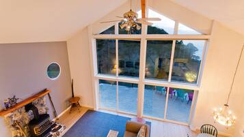 Smart TV, caminetto, lettore DVD, libri