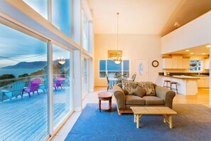 Smart TV, chimenea, reproductor de DVD y libros 