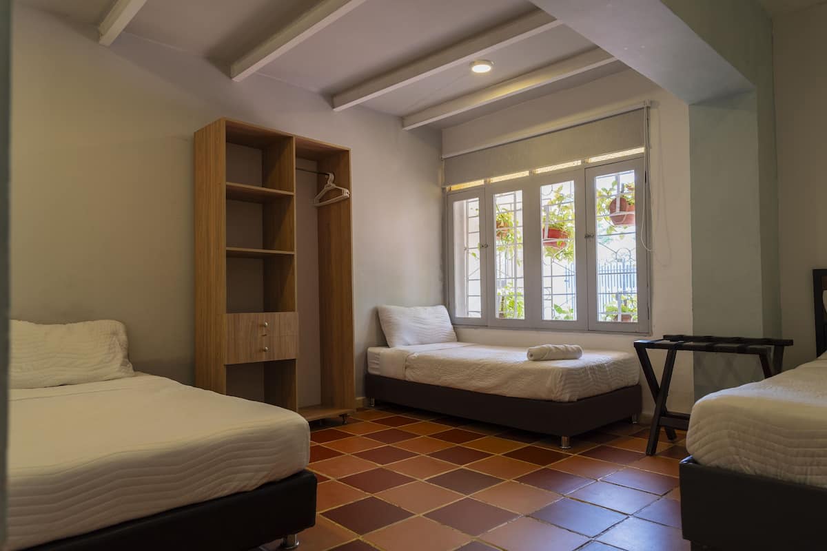 Quadruple Family Room | Colchones Tempur-Pedic, caja fuerte, decoración individual