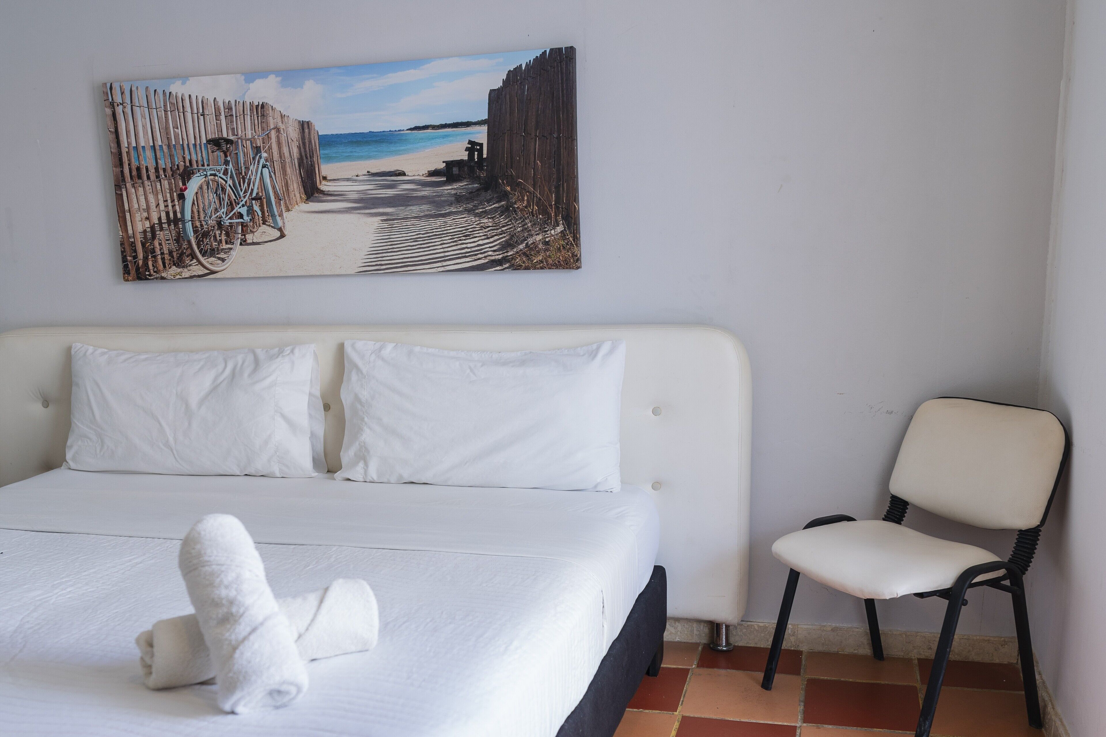 Colchones Tempur-Pedic y caja de seguridad en la habitación 