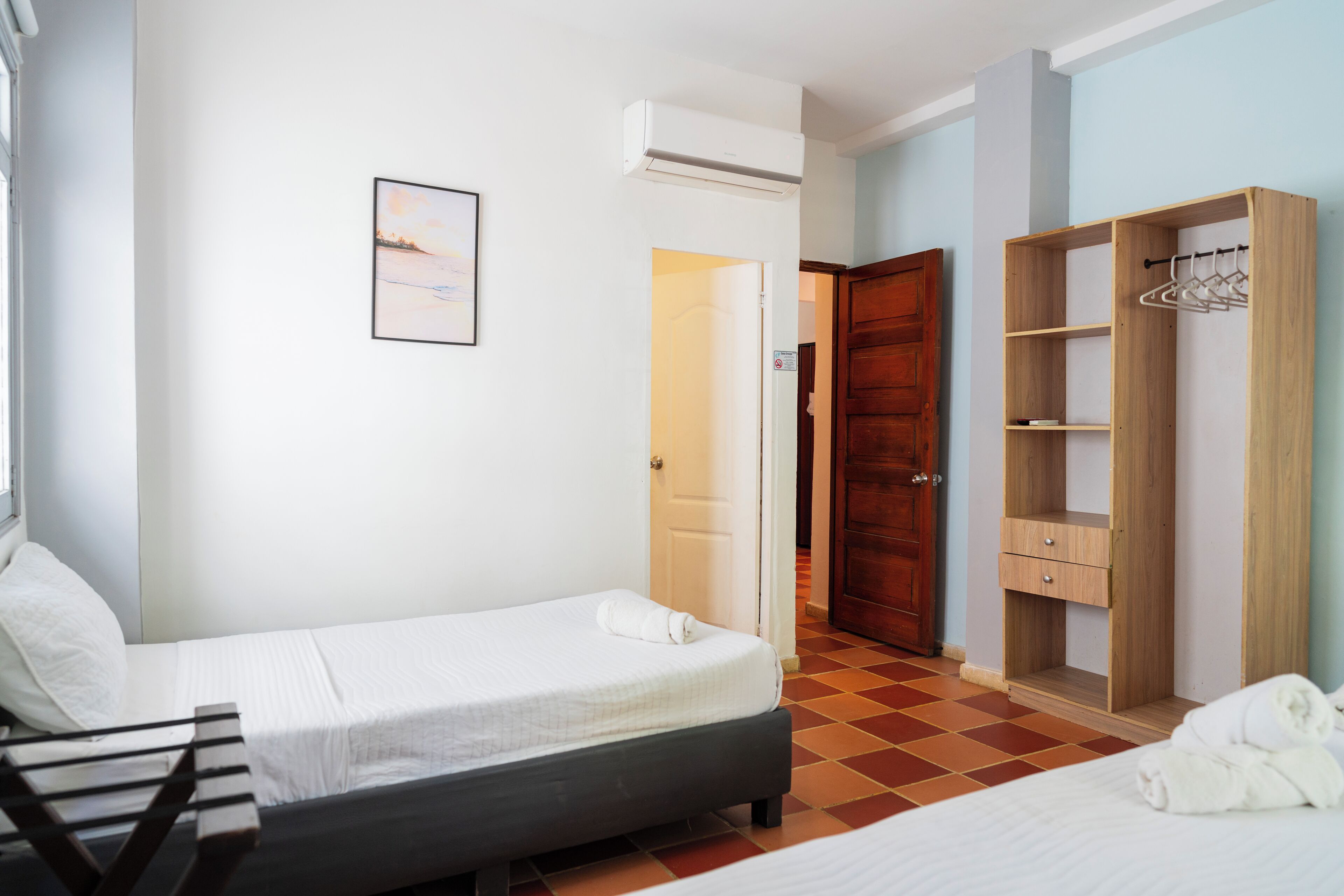 Colchones Tempur-Pedic y caja de seguridad en la habitación 