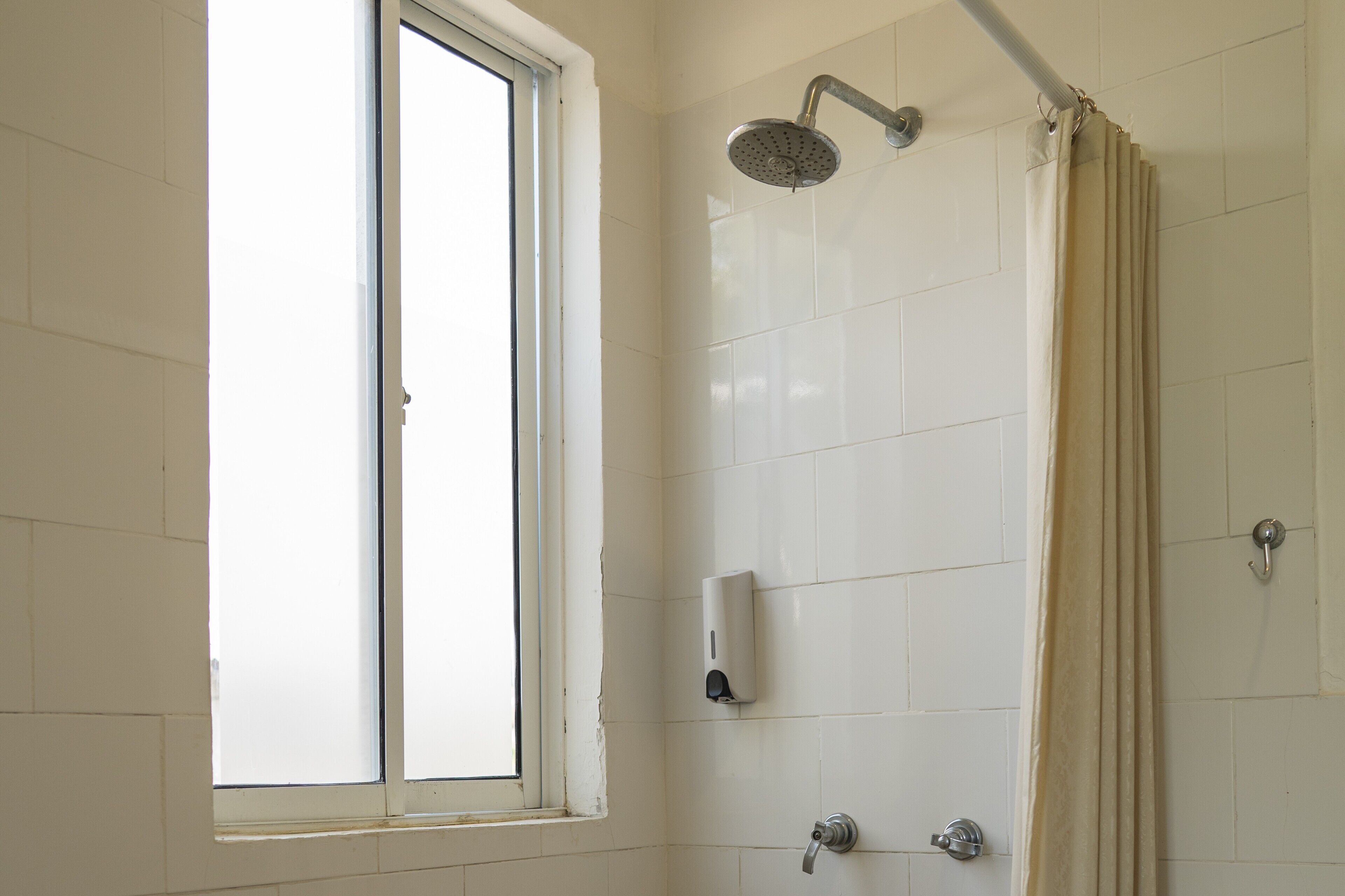 Quarto superior | Banheiro | Chuveiro, chuveiro com efeito de chuva, toalhas de banho, sabonete