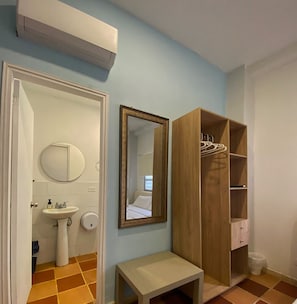 Family Triple Room | Katil Tempur-Pedic, peti besi dalam bilik, dihias secara berasingan