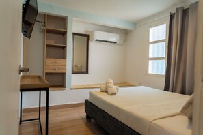 Tempur-Pedic beds, in-room safe, individually decorated - Casa Crespo (Cartagena)