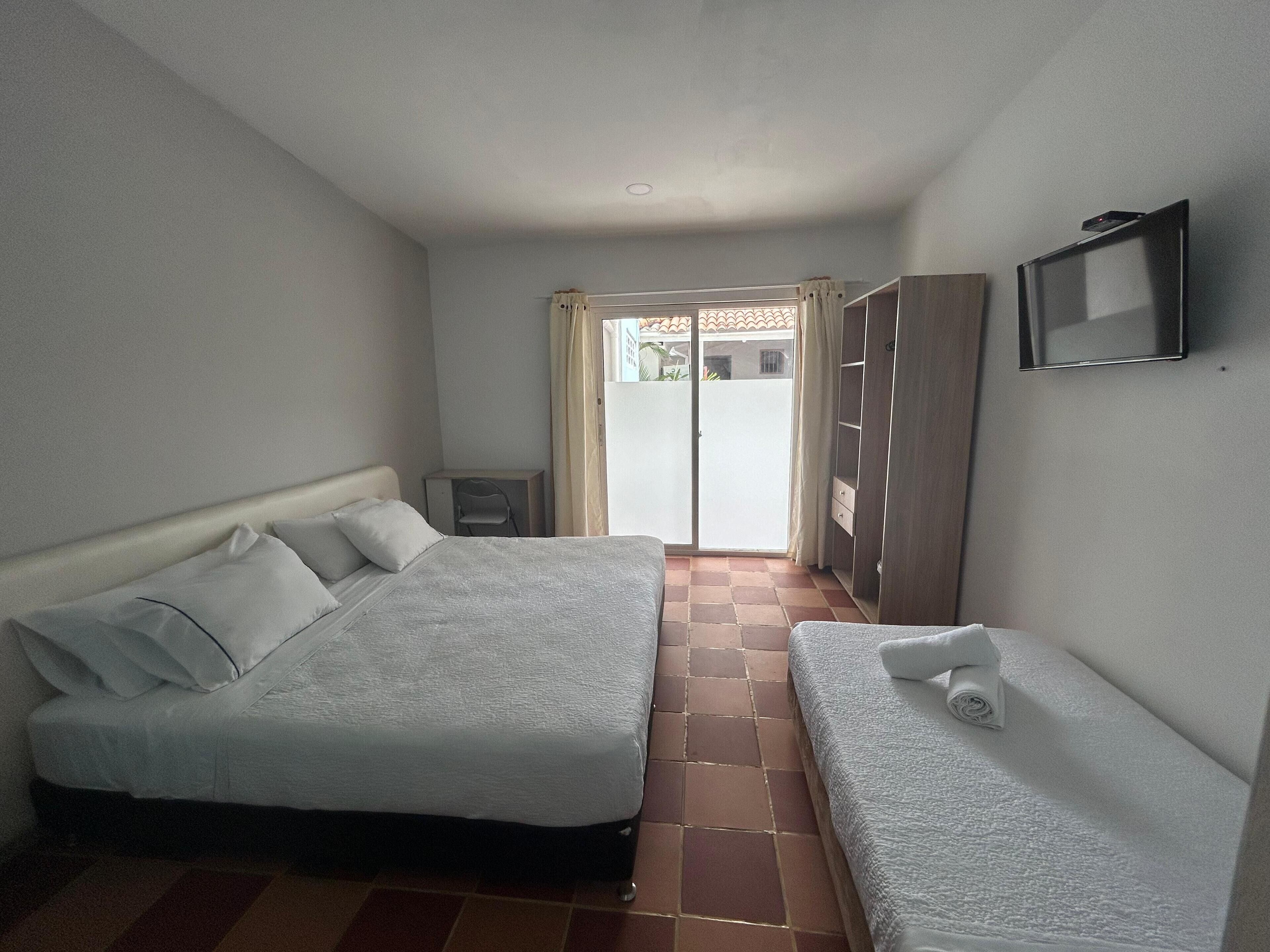 Habitación Deluxe | Colchones Tempur-Pedic, caja fuerte, decoración individual