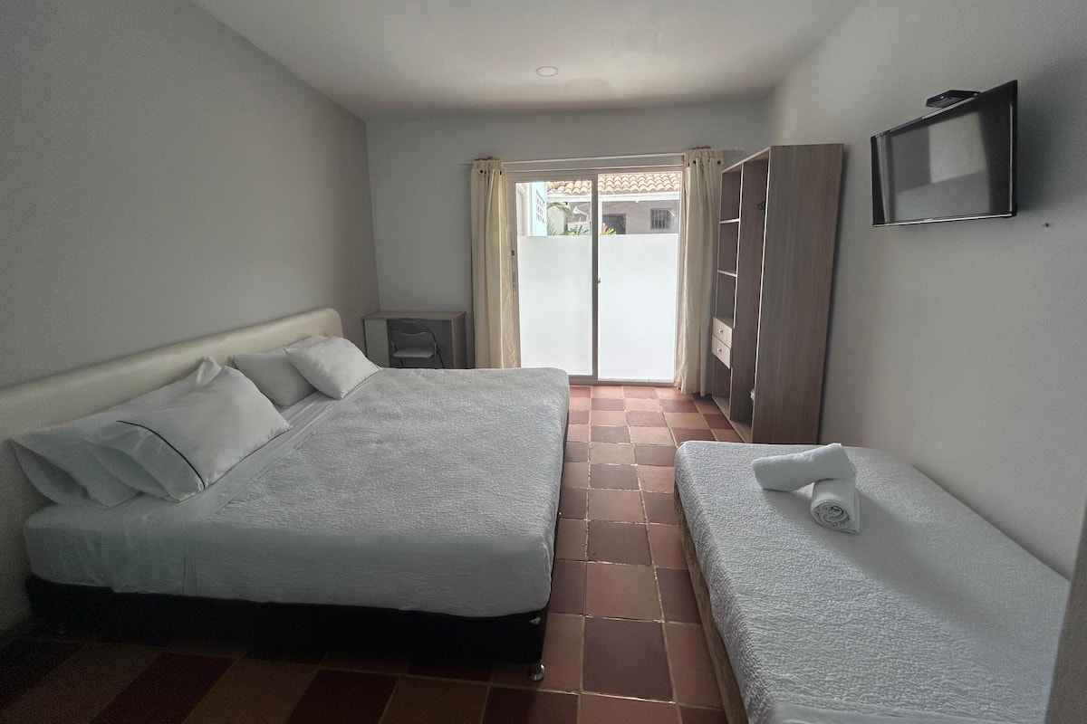 Habitación Deluxe | Colchones Tempur-Pedic, caja fuerte, decoración individual