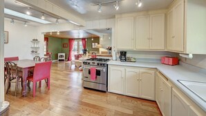 Fridge, microwave, oven, stovetop - Om Shanti - Murphys Vacation Rentals (Murphys)