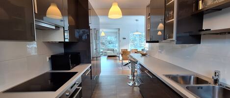 Geladeira, micro-ondas, fogão, cooktop