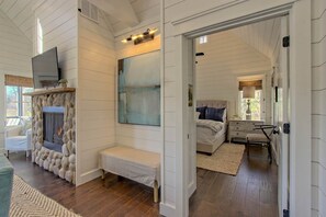 2 bedrooms, iron/ironing board, free WiFi, bed sheets - Boathouse Cottage at Julep Farms (Dillard)