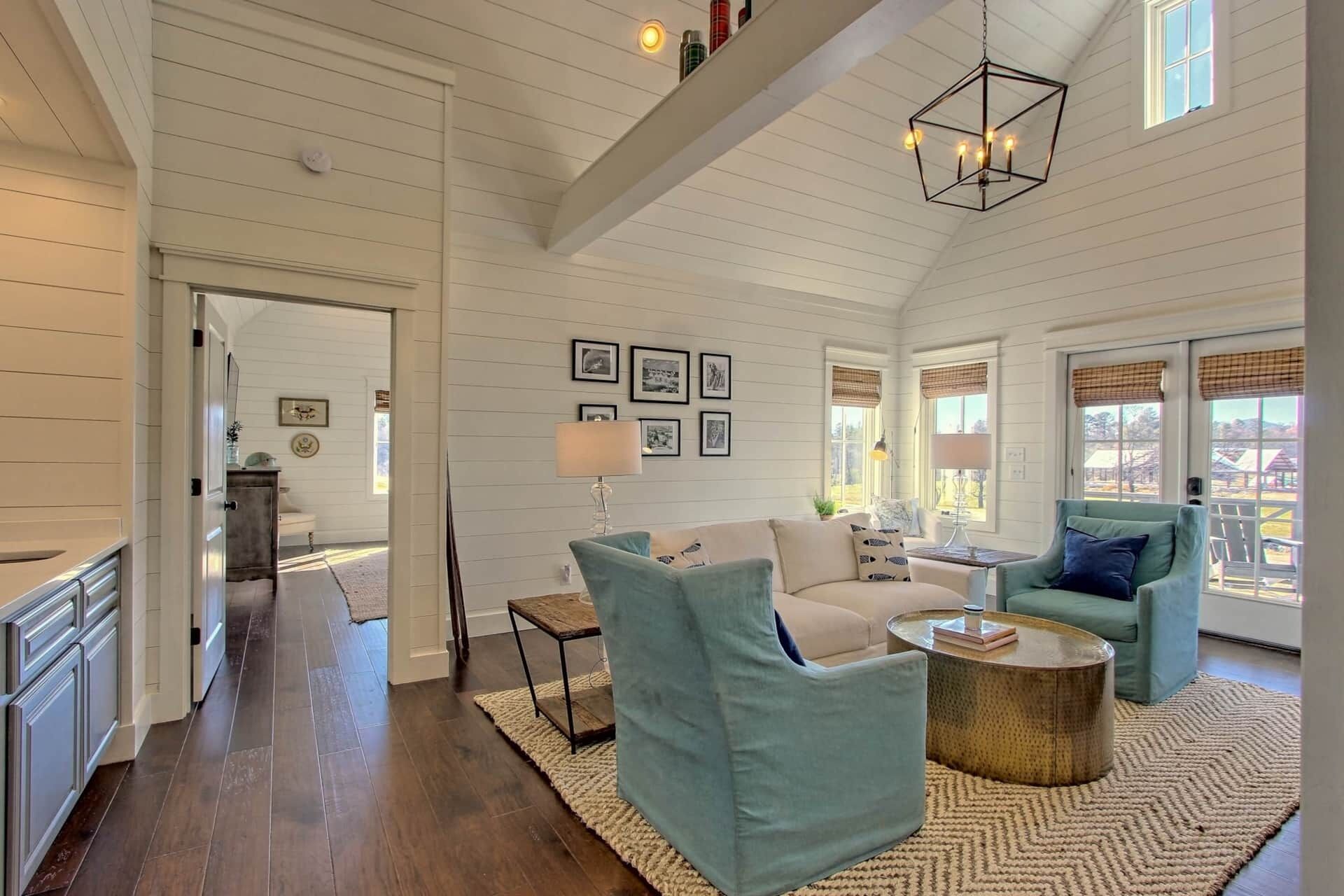 Smart TV, fireplace, Netflix, Hulu