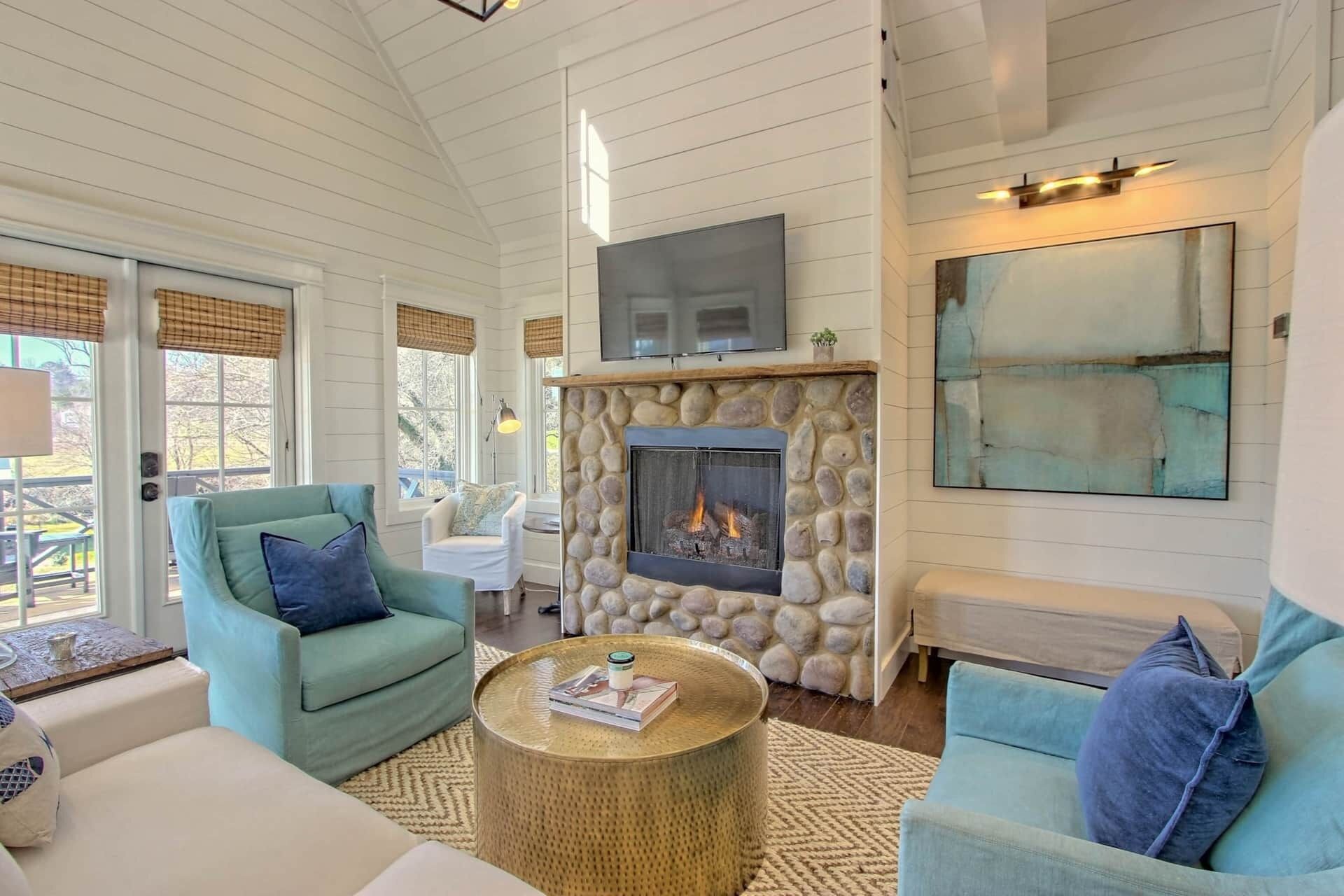 Smart TV, fireplace, Netflix, Hulu