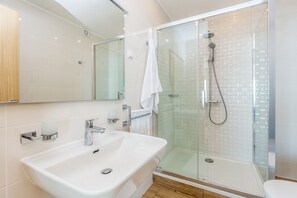 Biệt thự Cao cấp, 5 phòng ngủ, quang cảnh biển | Phòng tắm | Buồng tắm vòi sen, máy sấy tóc, khăn tắm, xà phòng 