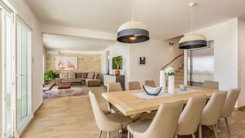 Villa de lujo, 5 habitaciones, vista al mar | Cocina privada | Refrigerador con congelador, microondas, horno y parrilla de estufa
