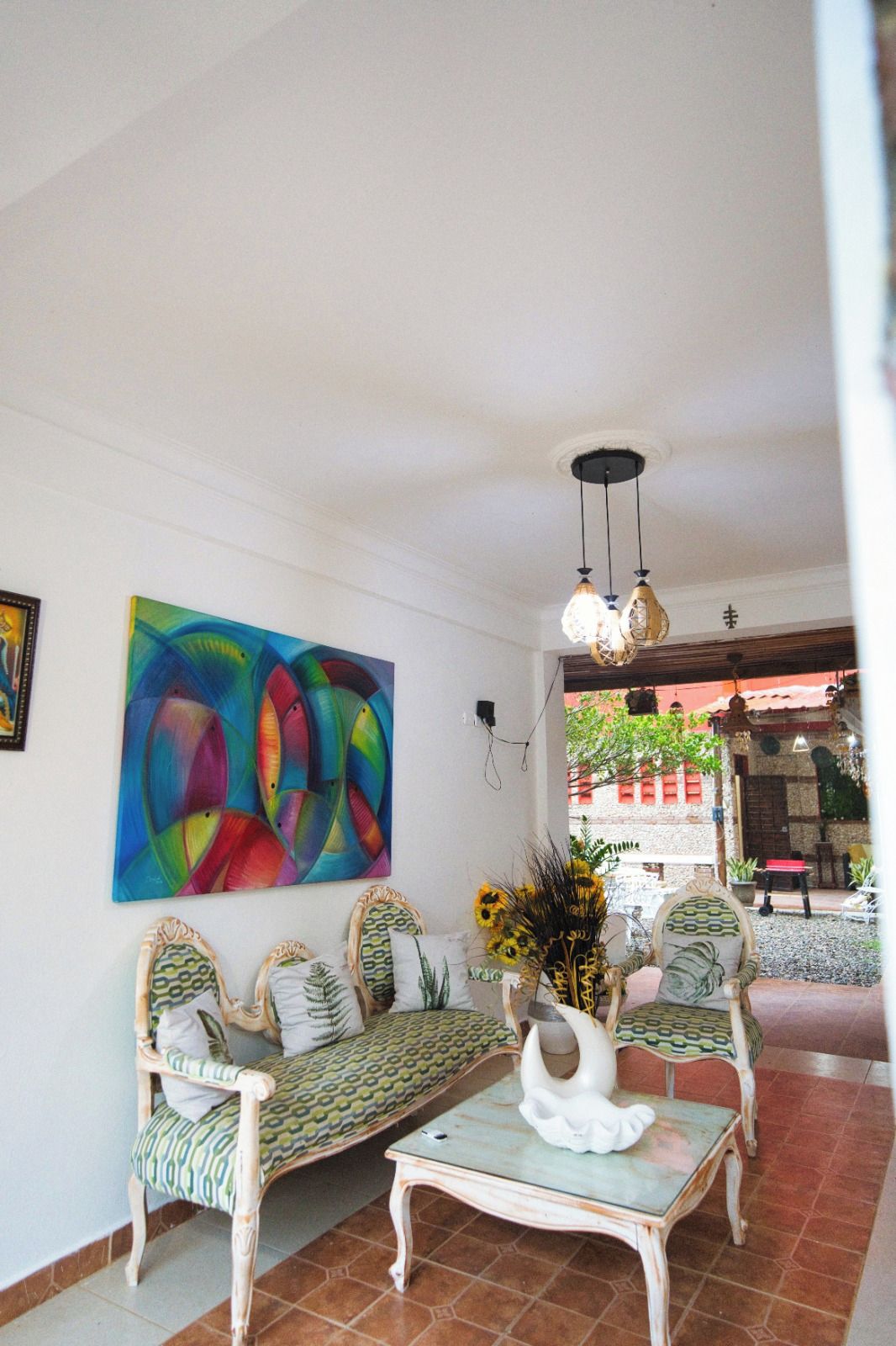 Una habitación con un conjunto de sofás, un cuadro y una mesa con un adorno.