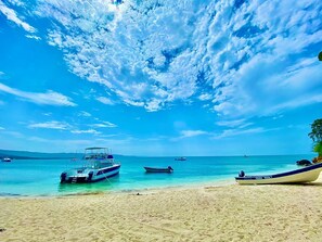 On the beach, white sand, 2 beach bars - Villa Yudith (Villa Isabela)