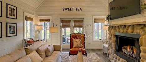 Smart TV, chimenea y estéreo