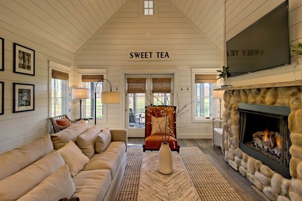 Smart TV, fireplace, stereo - Sweet Tea Cottage at Julep Farms (Dillard)