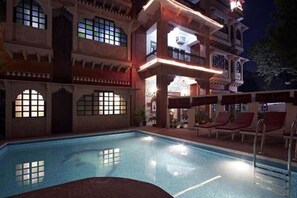 Piscina coperta, una piscina riscaldata