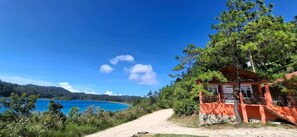 A cabin with a view of a lake and forest. - Cabañas Junkolal (La Trinitaria)