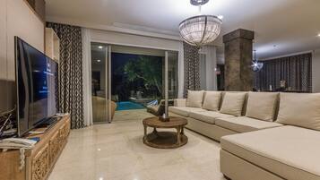Biệt thự Deluxe, 2 phòng ngủ, không hút thuốc, quang cảnh hồ bơi | Phòng khách | TV màn hình phẳng 55-inch có truyền hình cáp, TV, đầu đĩa DVD