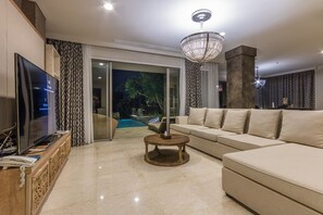 Biệt thự Deluxe, 2 phòng ngủ, không h�út thuốc, quang cảnh hồ bơi | Phòng khách | TV màn hình phẳng 55-inch có truyền hình cáp, TV, đầu đĩa DVD 