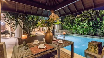 Biệt thự Deluxe, 2 phòng ngủ, không hút thuốc, quang cảnh hồ bơi | Khu vực ăn uống tại phòng