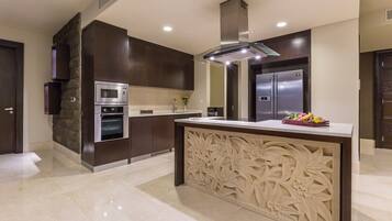 Vila Deluks, 2 kamar tidur, Bebas Asap Rokok, pemandangan kolam renang | Dapur pribadi | Kompor, pemanggang roti, blender, dan penggiling kopi