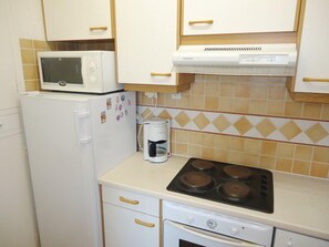 Geladeira, micro-ondas, fogão, lava-louças