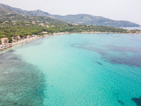 Plage, chaises longues, serviettes de plage