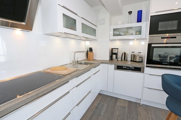 Kühlschrank, Mikrowelle, Ofen, Geschirrspüler