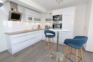 Kühlschrank, Mikrowelle, Ofen, Geschirrspüler